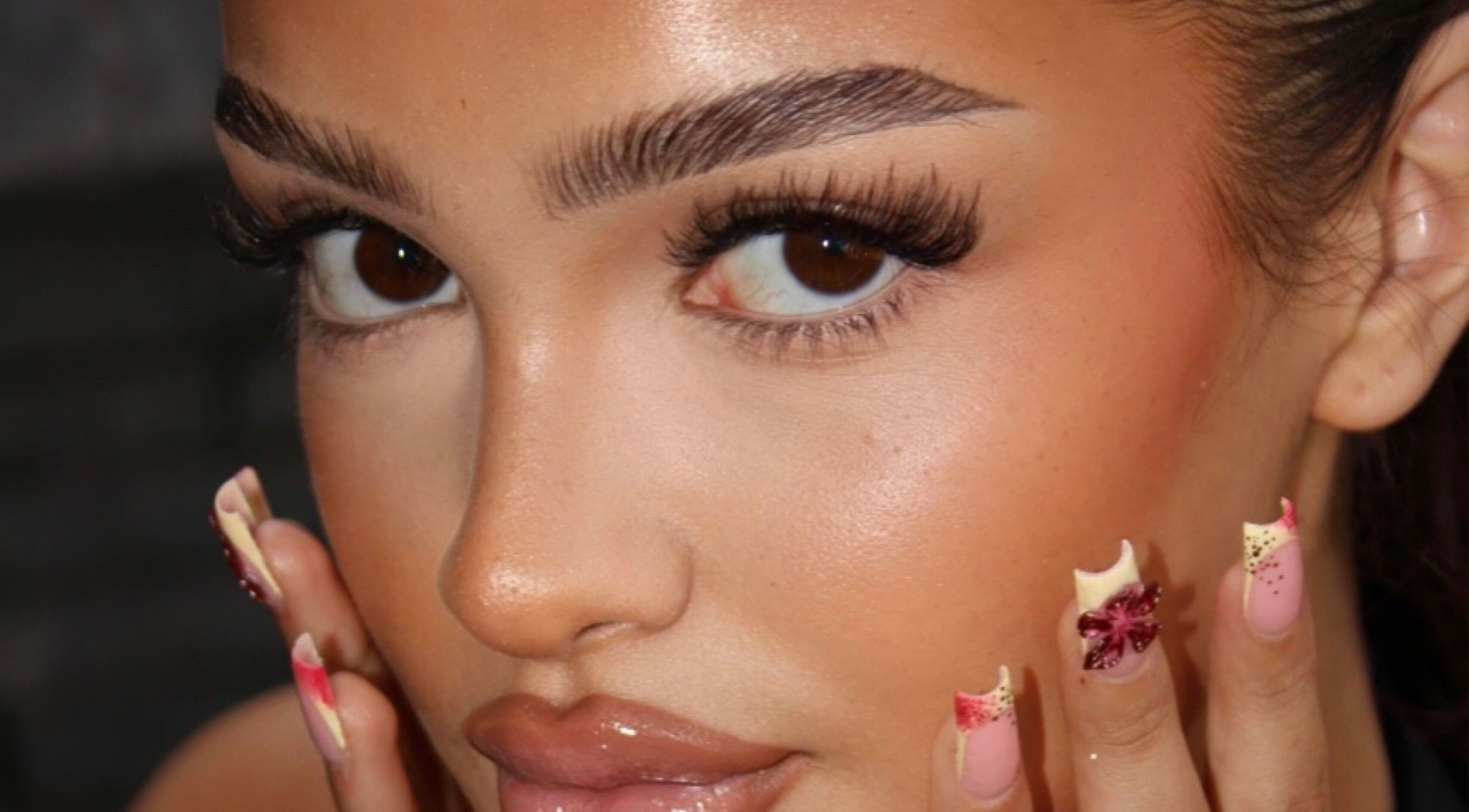 Nahaufnahme eines eleganten Looks mit Make-up und Nageldesign bei Babe Cosmetics in Basel, Basel-stadt, CH.