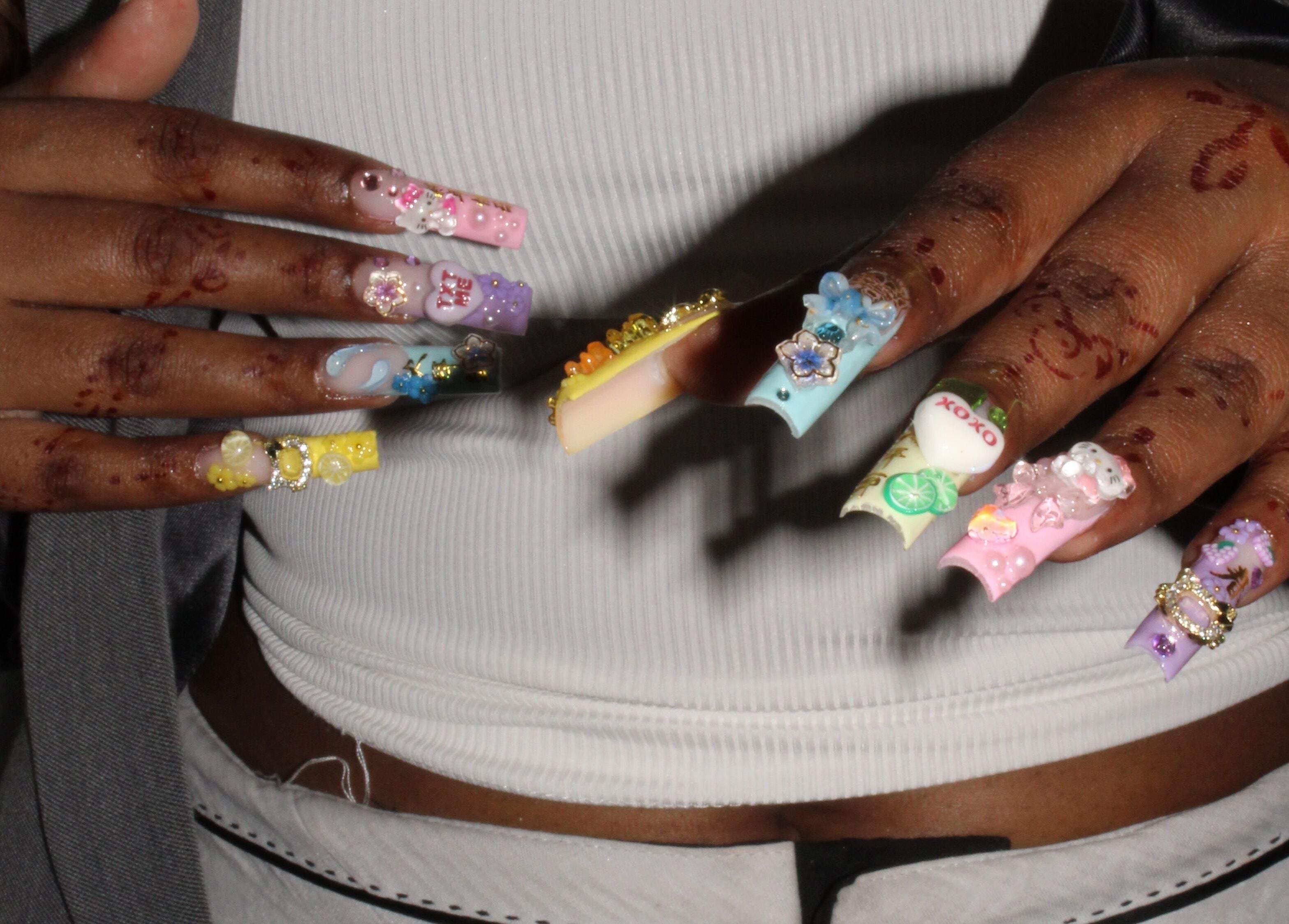 Kunstvoll verzierte Nägel bei Babe Cosmetics in Basel, Basel-stadt, CH, zeigen kreativen Nageldesigns.