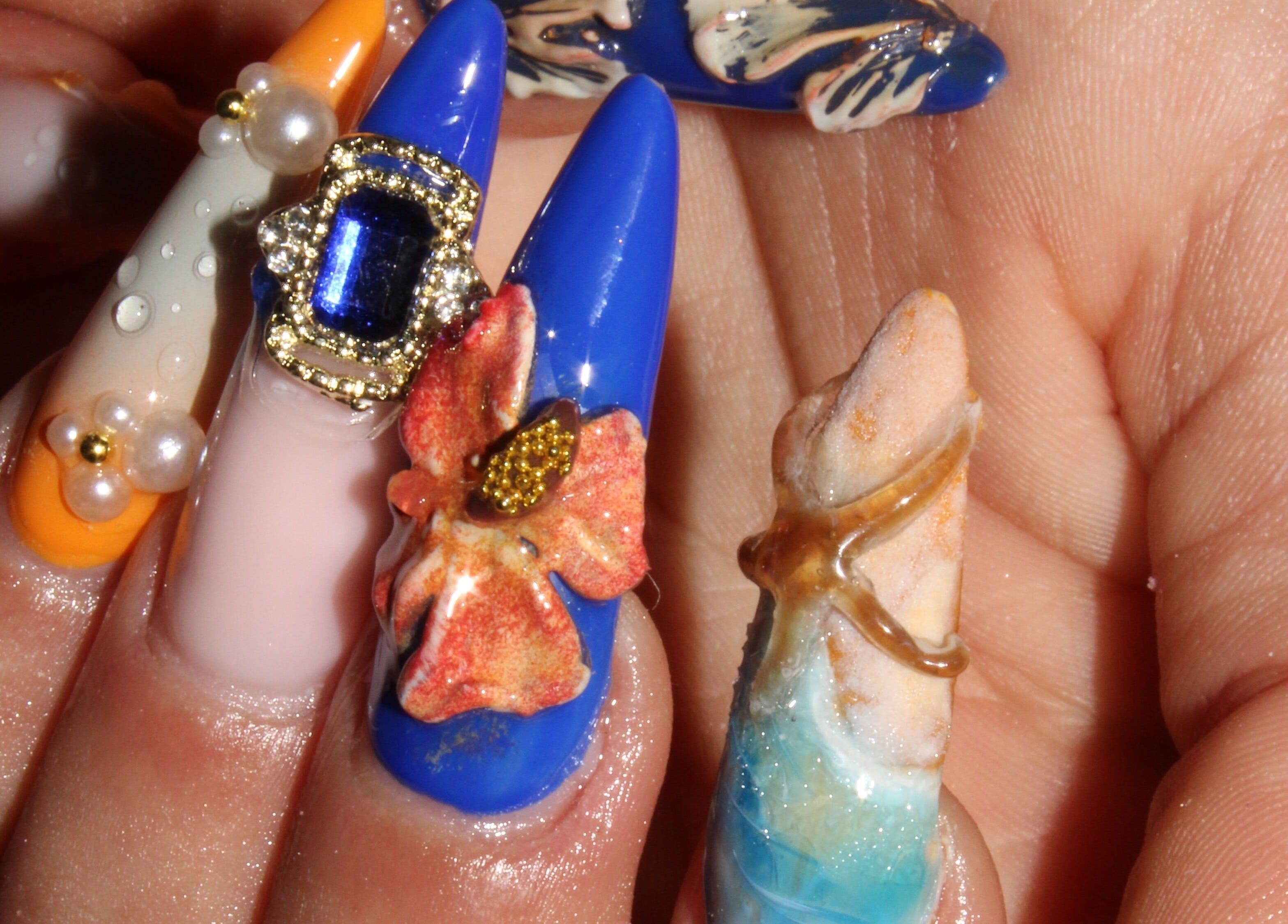 Detailreiche Nail Art mit Juwelen von Babe Cosmetics in Basel, Basel-stadt, CH.