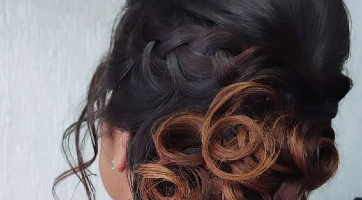 Penteado sofisticado com cachos no Studio Beleza Mall, Minas Gerais, BR. Estilo e elegância juntos.