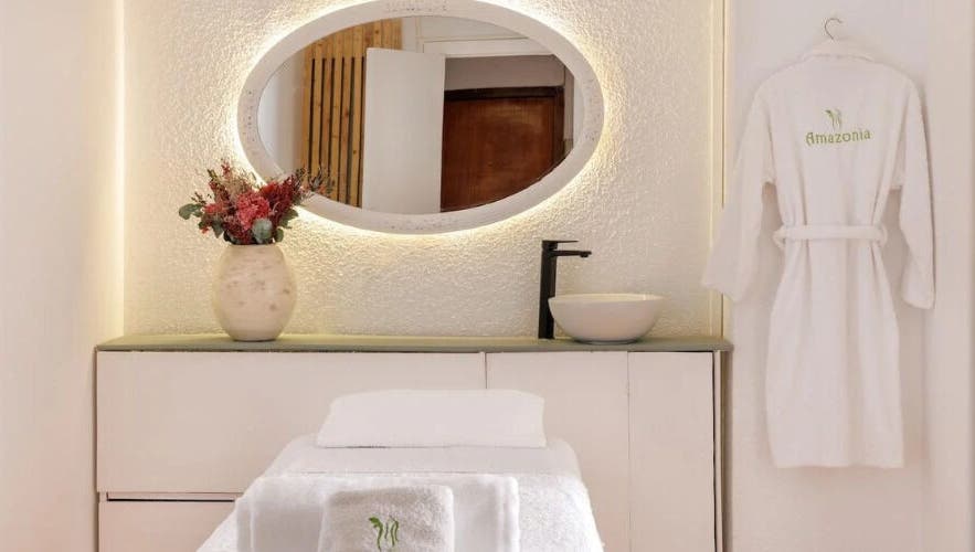 Interior tranquilo de Amazonia Estética by Brasil en Madrid, Comunidad De Madrid, ES, con bata y mesa de spa.