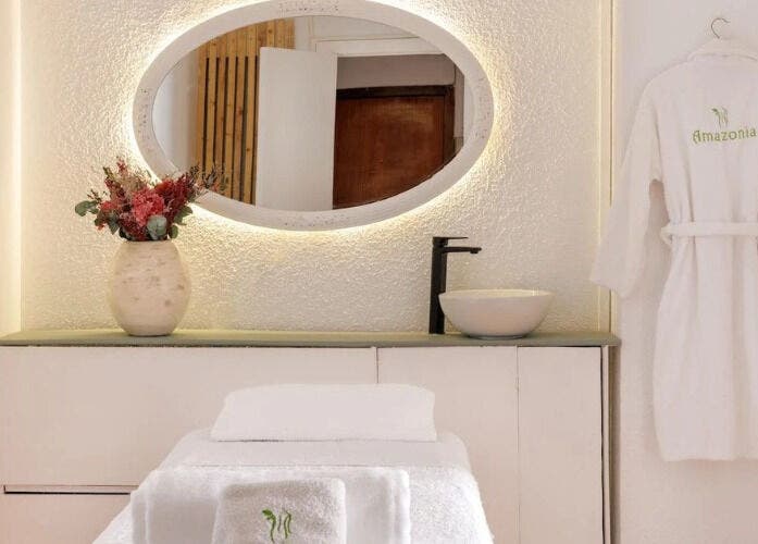 Interior tranquilo de Amazonia Estética by Brasil en Madrid, Comunidad De Madrid, ES, con bata y mesa de spa.
