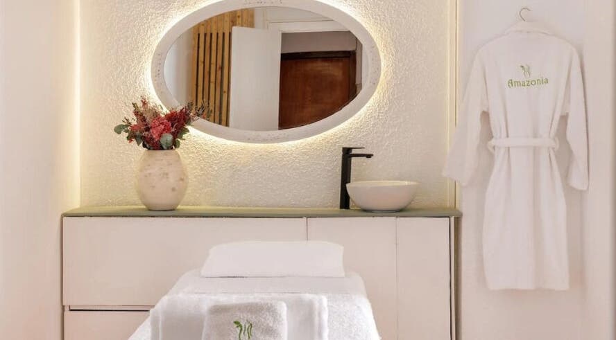 Interior tranquilo de Amazonia Estética by Brasil en Madrid, Comunidad De Madrid, ES, con bata y mesa de spa.