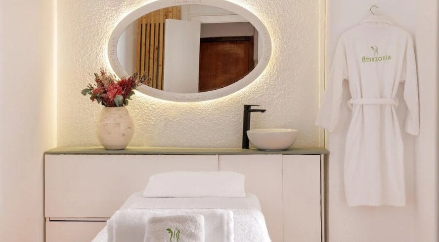 Interior tranquilo de Amazonia Estética by Brasil en Madrid, Comunidad De Madrid, ES, con bata y mesa de spa.