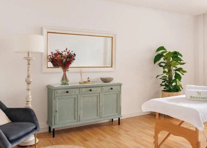 Sala de tratamiento luminosa en Amazonia Estética by Brasil, Madrid, Comunidad De Madrid, ES.