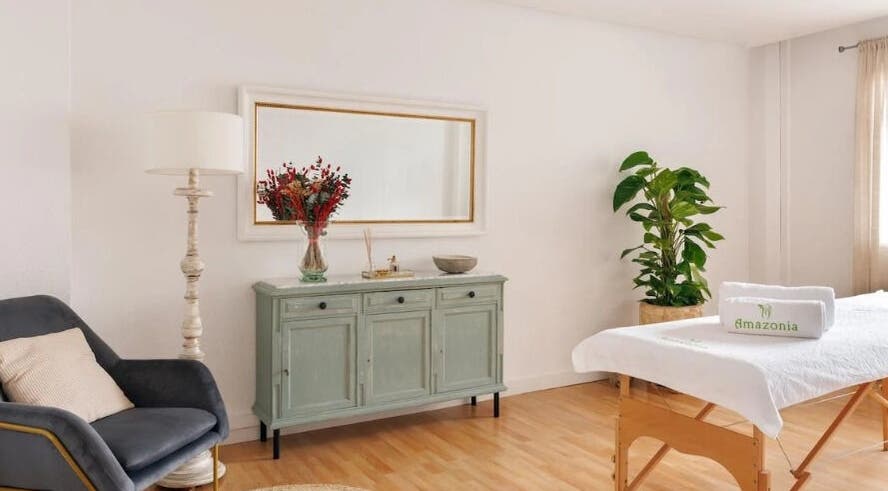 Sala de tratamiento luminosa en Amazonia Estética by Brasil, Madrid, Comunidad De Madrid, ES.