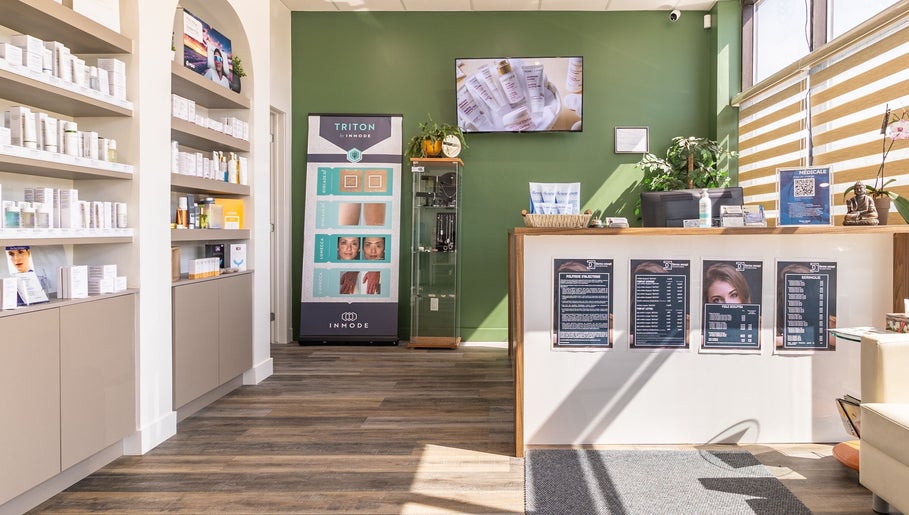 Intérieur moderne et élégant d'Esthétique Marie-Christelle à Laval, Québec, CA avec produits de beauté en rayons.