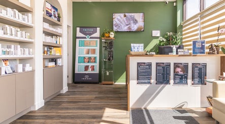 Intérieur moderne et élégant d'Esthétique Marie-Christelle à Laval, Québec, CA avec produits de beauté en rayons.