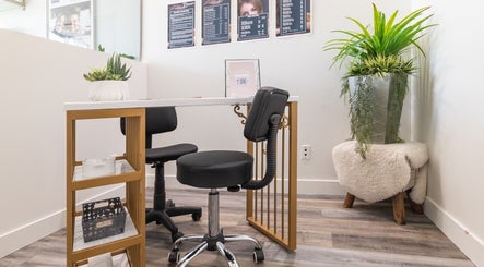 Espace beauté moderne à Esthétique Marie-Christelle, Laval, Québec, CA, avec plantes vertes et mobilier élégant.