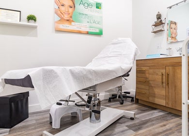 Cabine de soin moderne chez Esthétique Marie-Christelle, Laval, Québec, CA, aménagée pour des traitements relaxants.