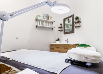 Salle de soins à Esthétique Marie-Christelle, Laval, Québec, CA avec table de massage et décor moderne.