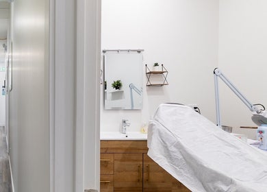 Intérieur moderne du spa Esthétique Marie-Christelle à Laval, Québec, CA avec équipements de beauté.