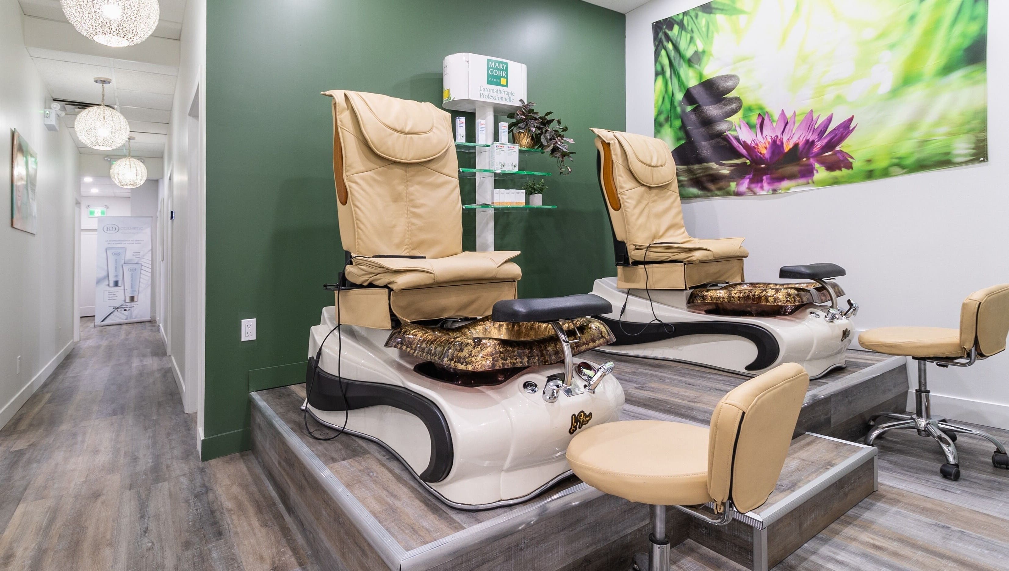 Station de pédicure luxueuse à Esthétique Marie-Christelle, Laval, Québec, CA avec fauteuils confortables.