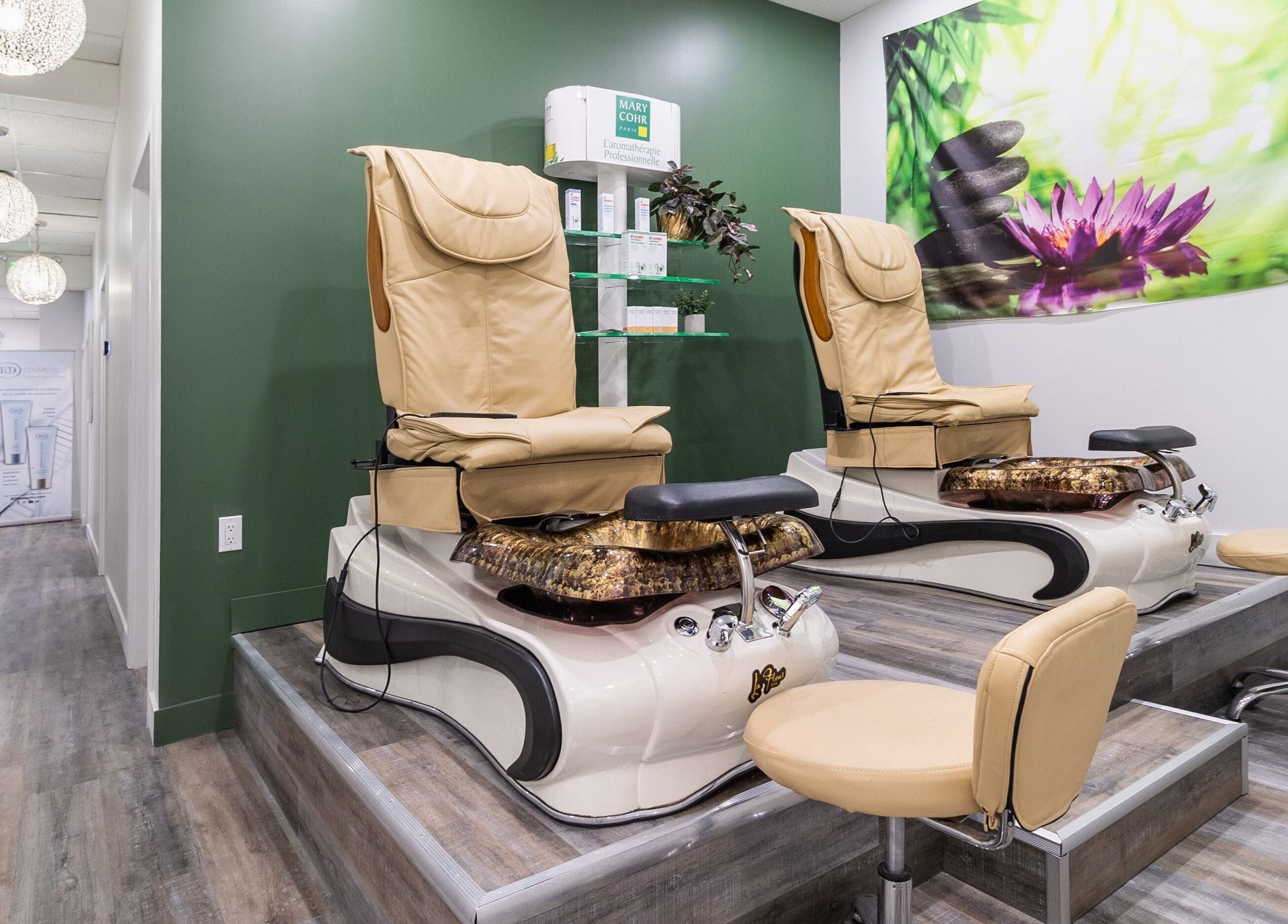 Station de pédicure luxueuse à Esthétique Marie-Christelle, Laval, Québec, CA avec fauteuils confortables.