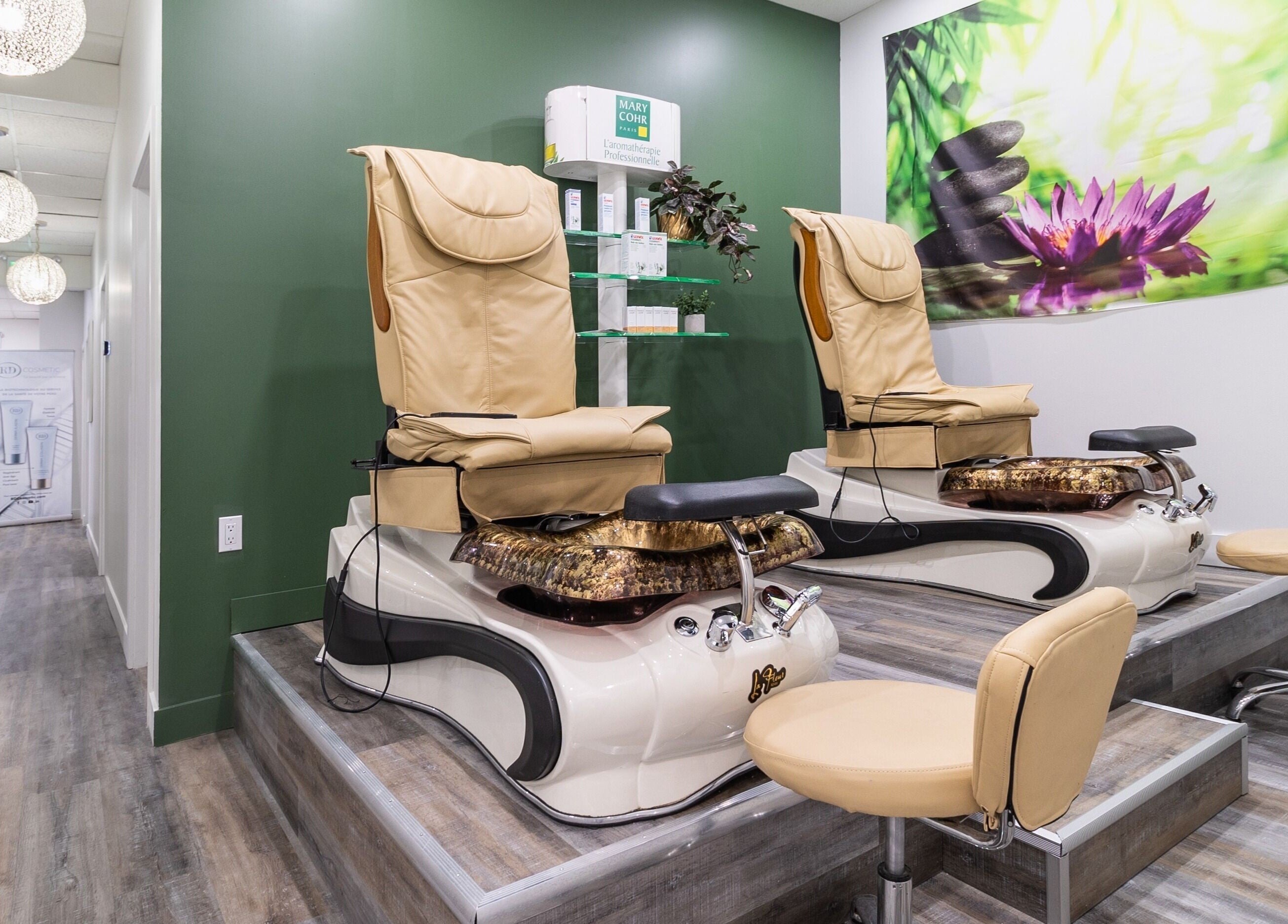 Station de pédicure luxueuse à Esthétique Marie-Christelle, Laval, Québec, CA avec fauteuils confortables.