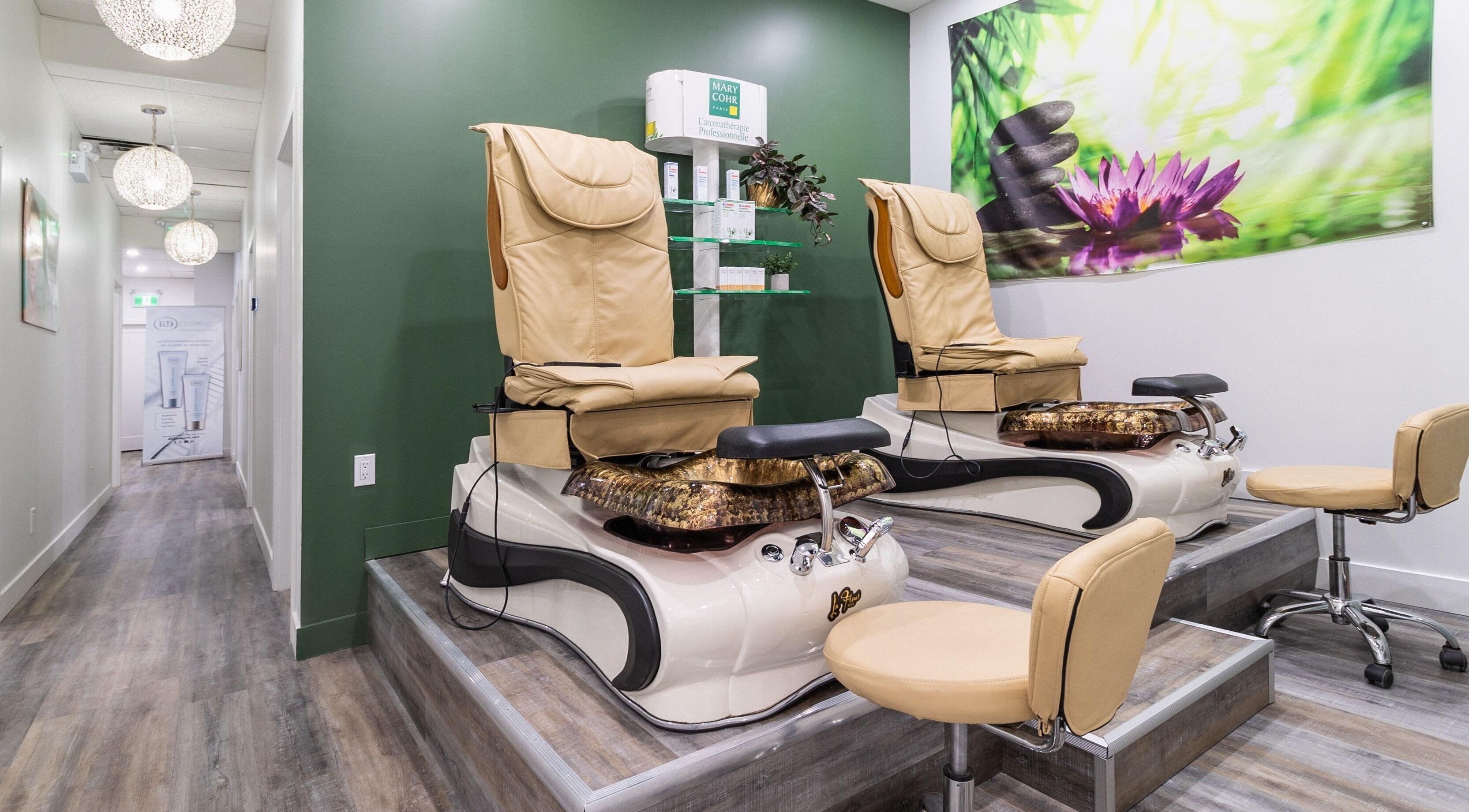Station de pédicure luxueuse à Esthétique Marie-Christelle, Laval, Québec, CA avec fauteuils confortables.