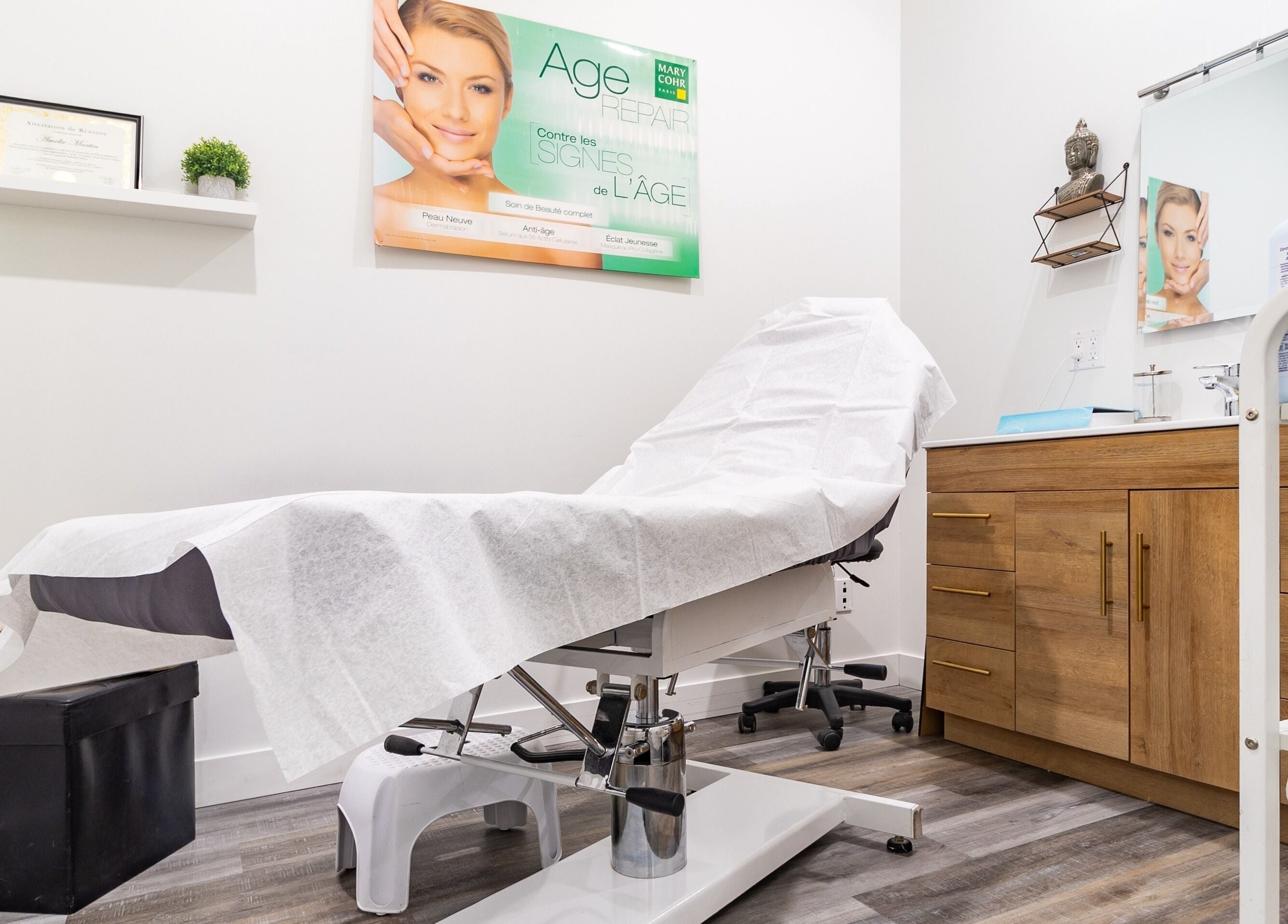 Salle de soin esthétique moderne chez Esthétique Marie-Christelle, Laval, Québec, CA.
