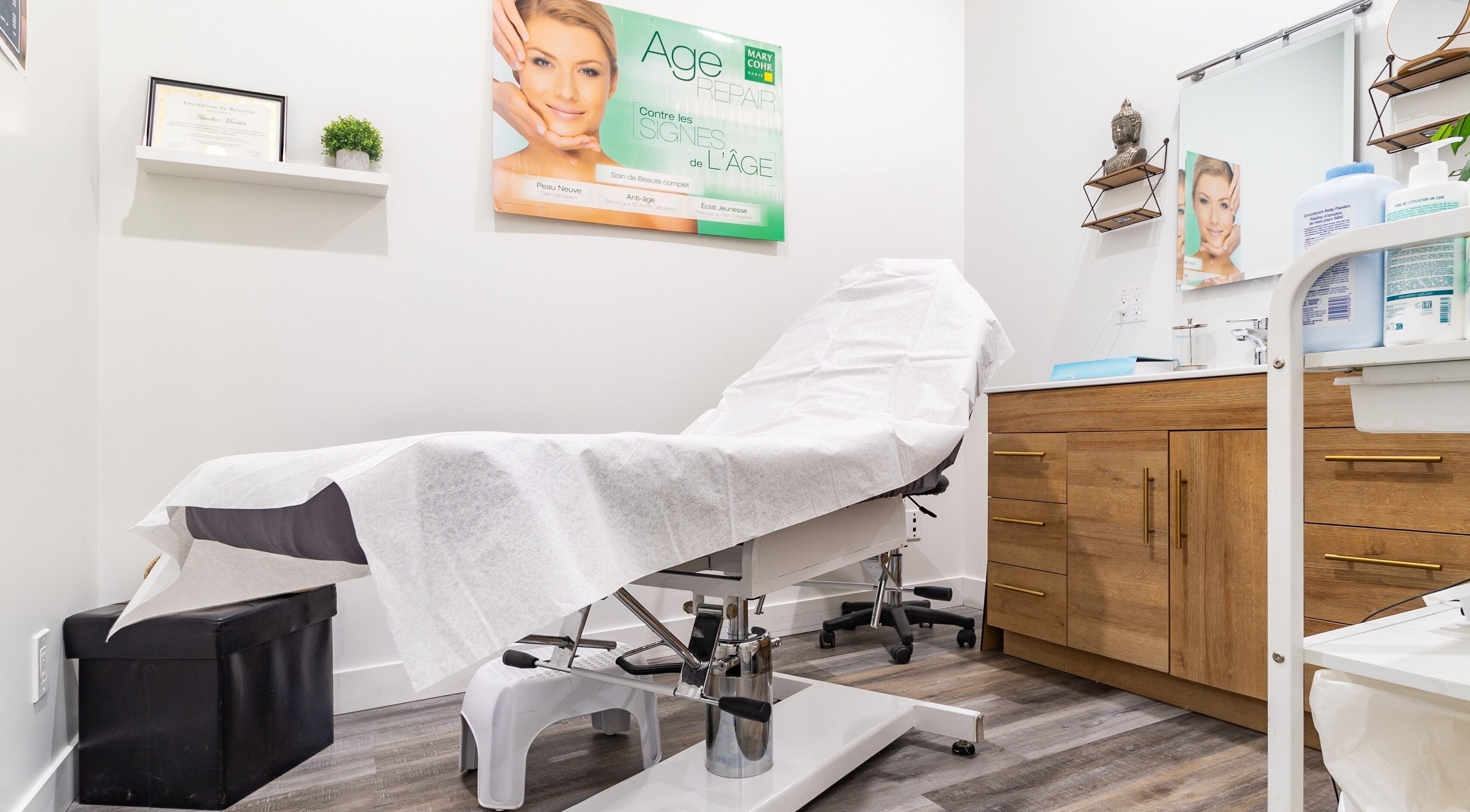 Salle de soin esthétique moderne chez Esthétique Marie-Christelle, Laval, Québec, CA.