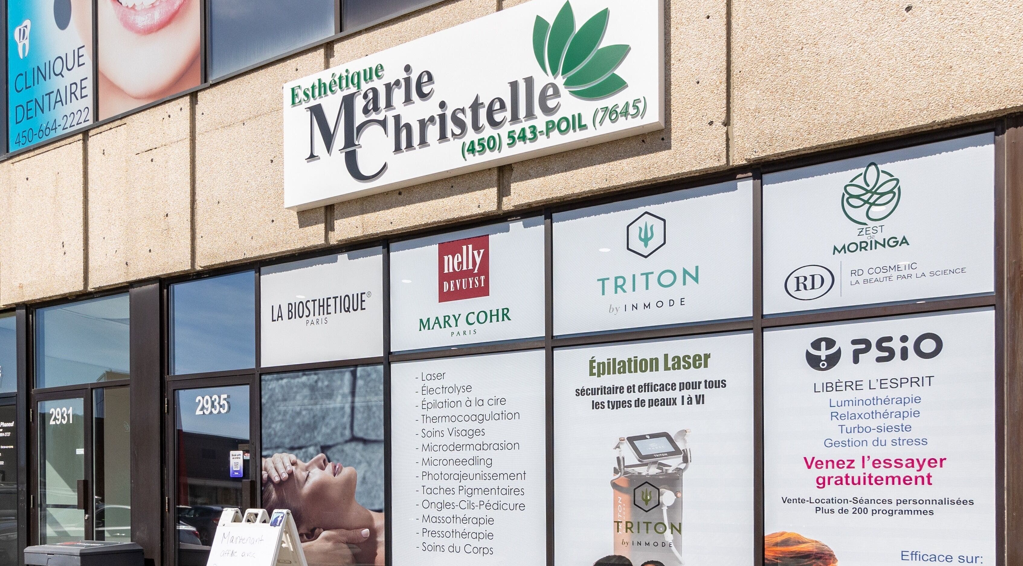 Entrée d'Esthétique Marie-Christelle à Laval, Québec, CA, affichant divers services de beauté.