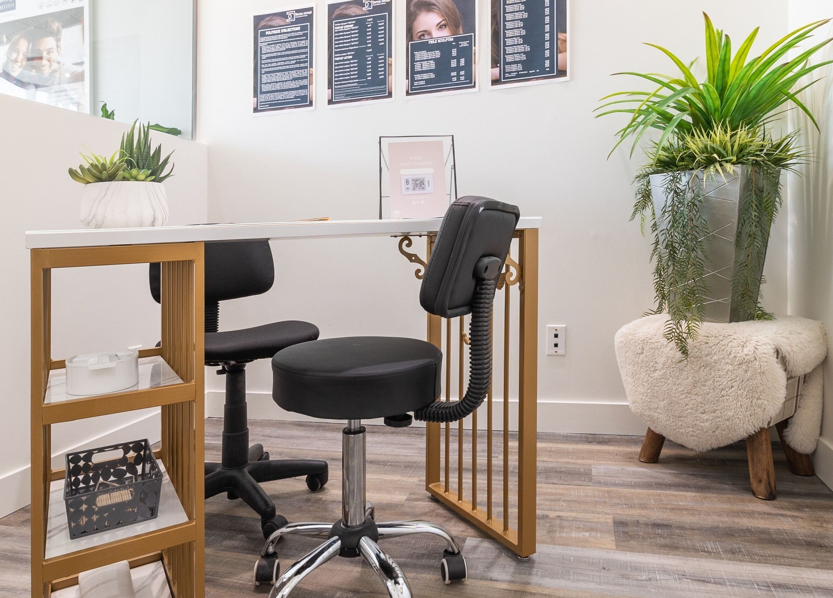 Espace de travail épuré à Esthétique Marie-Christelle, Laval, Québec, CA, avec plantes et décoration moderne.