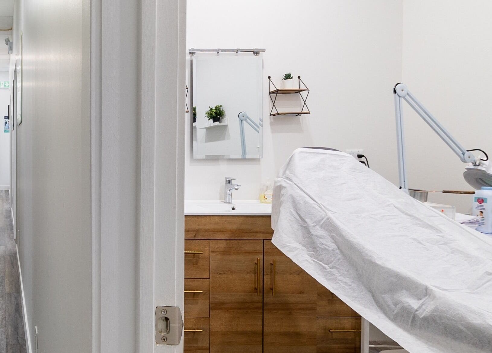 Salle de soin lumineuse d'Esthétique Marie-Christelle à Laval, Québec, CA, avec table et équipements modernes.