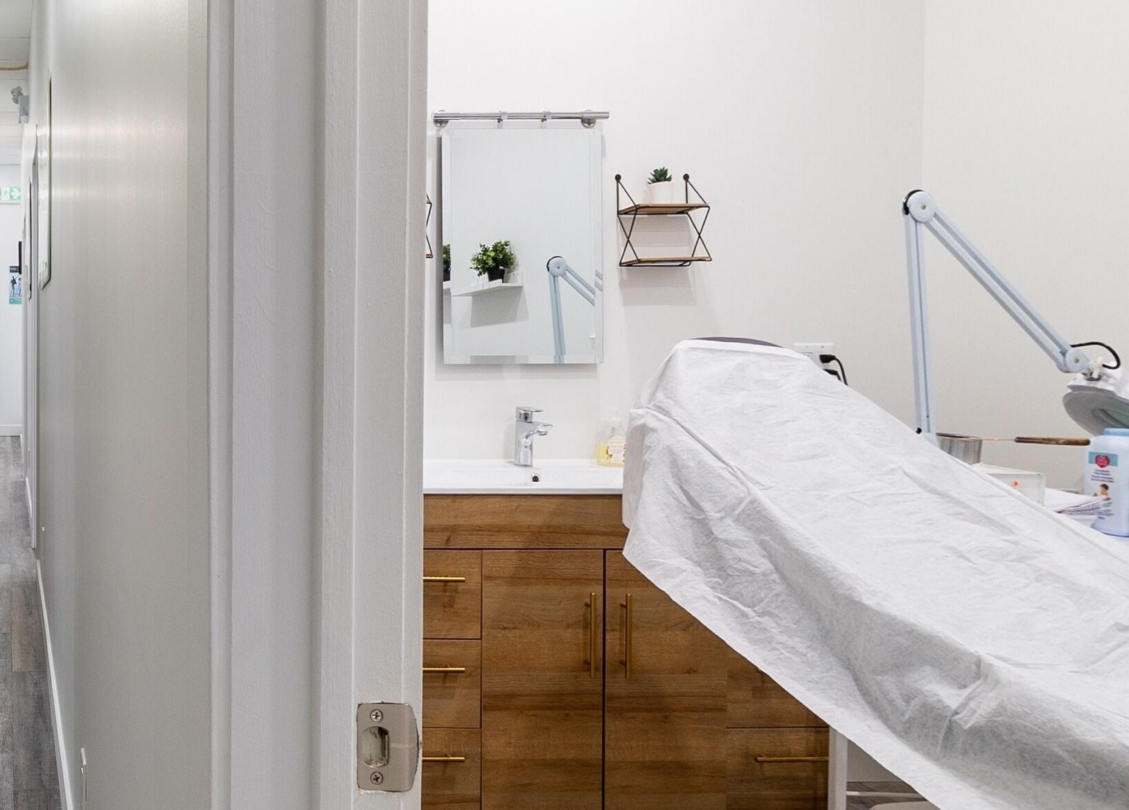 Salle de soin lumineuse d'Esthétique Marie-Christelle à Laval, Québec, CA, avec table et équipements modernes.