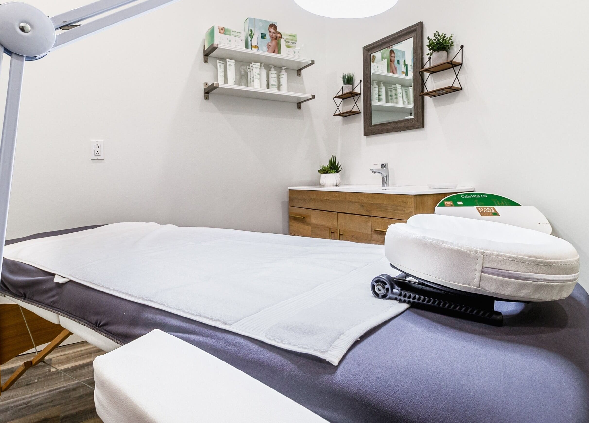 Salle de soin moderne à Esthétique Marie-Christelle, Laval, Québec, CA, avec table et produits de beauté.