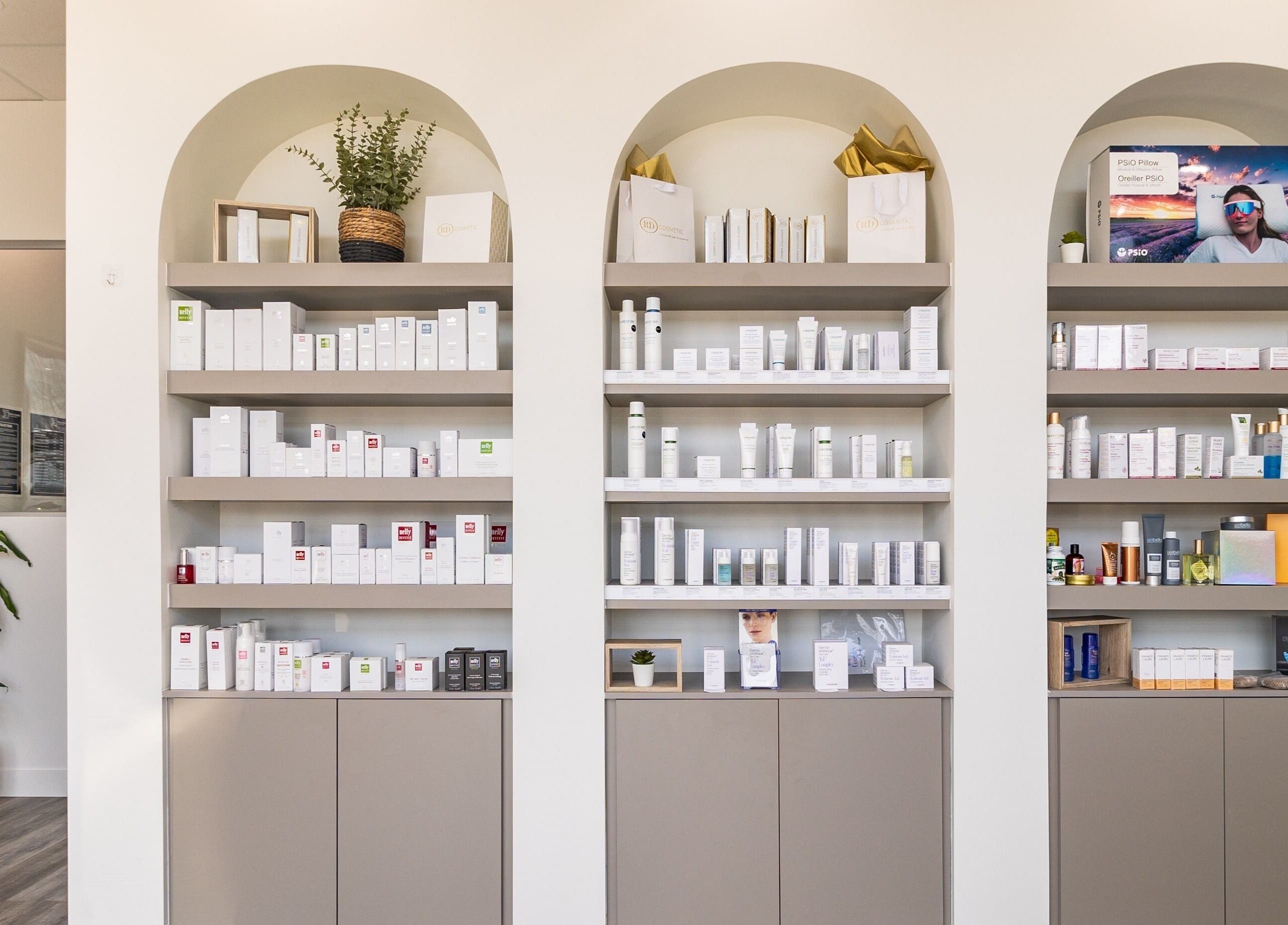 Produits de beauté sur des étagères à Esthétique Marie-Christelle, Laval, Québec, CA.