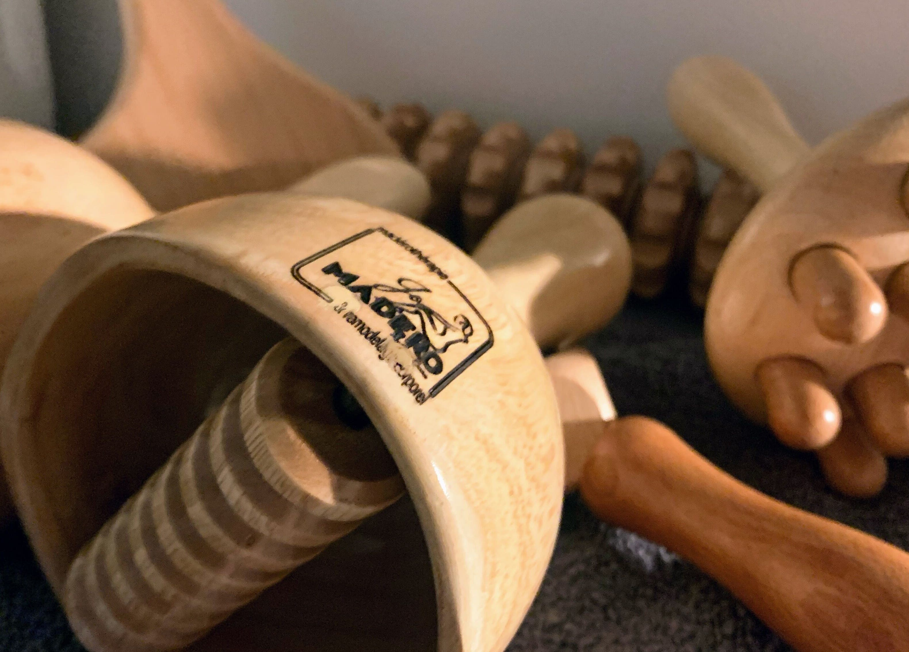 Outils de maderothérapie en bois à Esthétique Marie-Christelle, Laval, Québec, CA, pour un massage relaxant.