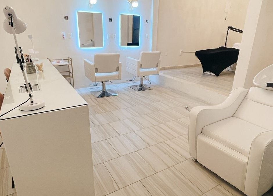 Interior de Genoveva Beauty Studio en Oaxaca De Juárez, Oaxaca, MX con sillas de peluquería blancas.