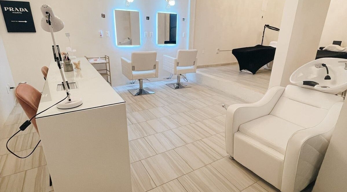 Interior de Genoveva Beauty Studio en Oaxaca De Juárez, Oaxaca, MX con sillas de peluquería blancas.