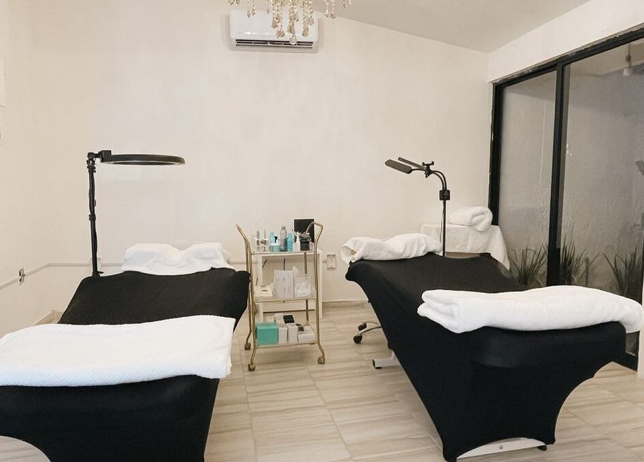 Sala de tratamiento dual en Genoveva Beauty Studio, Oaxaca De Juárez, Oaxaca, MX, con camas de masaje y luz tenue.