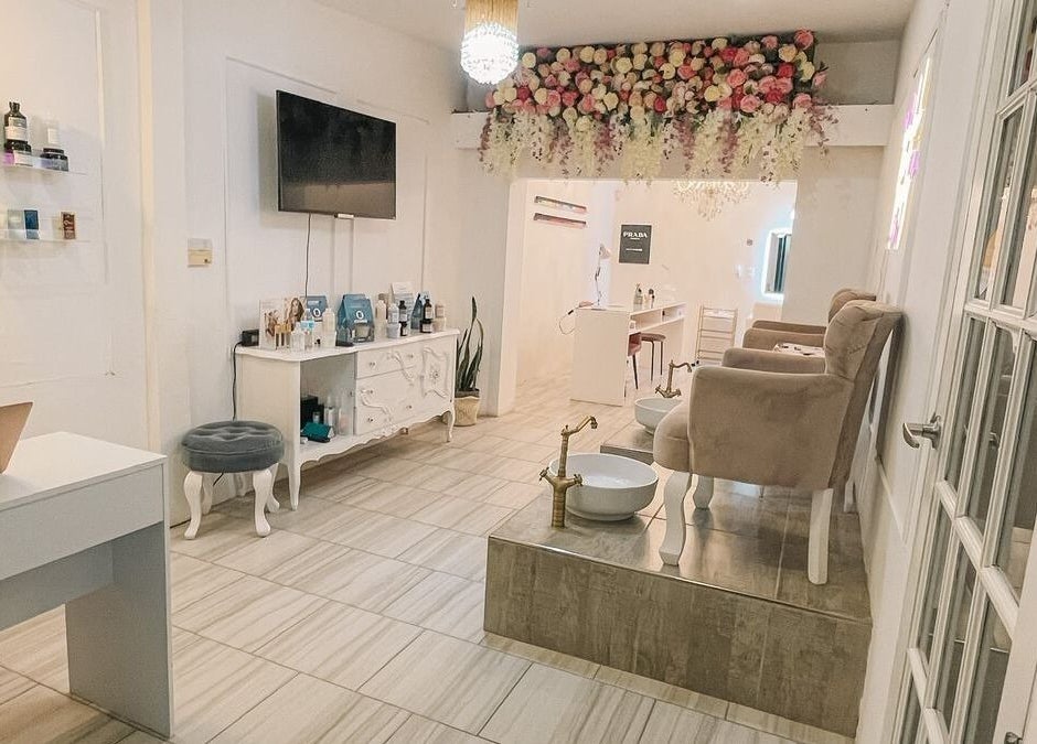 Interior elegante de Genoveva Beauty Studio en Oaxaca De Juárez, MX, con sillones y decoración floral.