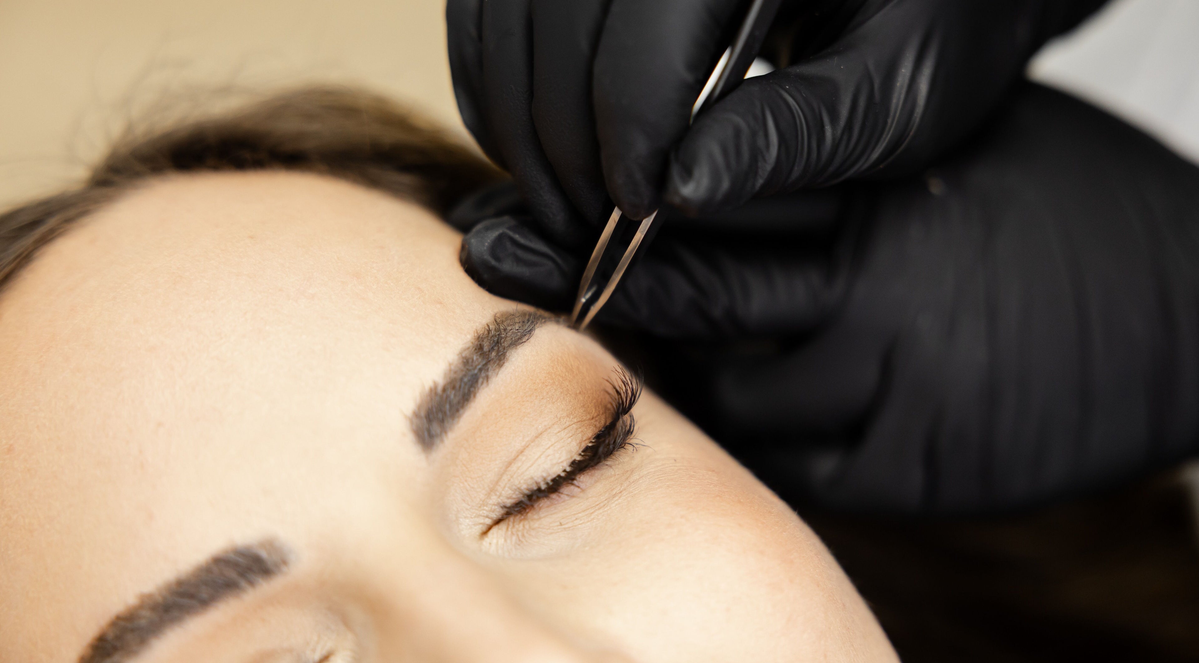 Eyebrow grooming at The Babe Cave in Hanover, Ontario, CA, showcasing a precise tweezer technique.
