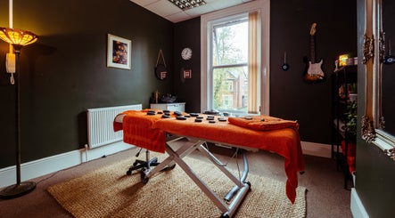Relaxing therapy room at Arslan Massage and Therapy in Manchester, England, GB with massage table and decor.