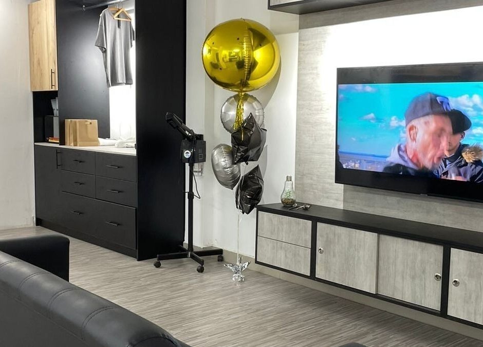 Interior moderno de Melo Barber Studio Miraflores en Miraflores, Provincia De Lima, PE, con TV y decoración.