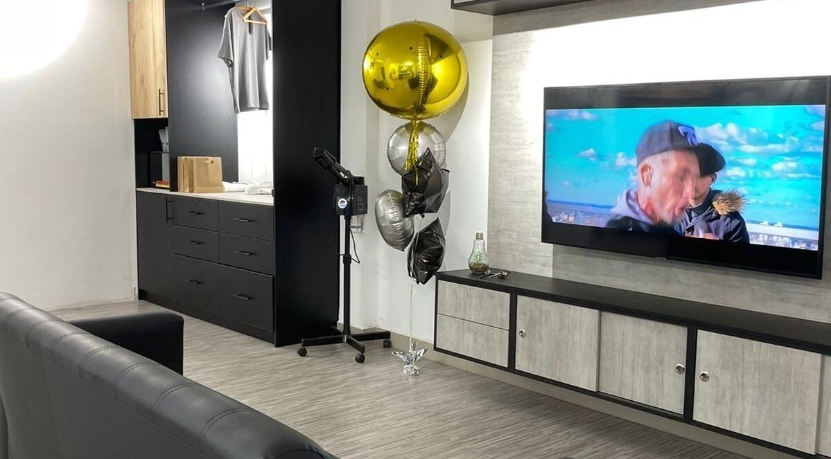 Interior moderno de Melo Barber Studio Miraflores en Miraflores, Provincia De Lima, PE, con TV y decoración.