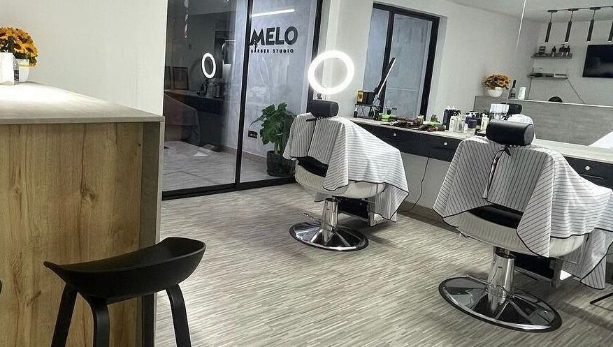 Interior moderno de Melo Barber Studio San Luis, en San Luis, Provincia De Lima, PE, con sillas estilísticas.