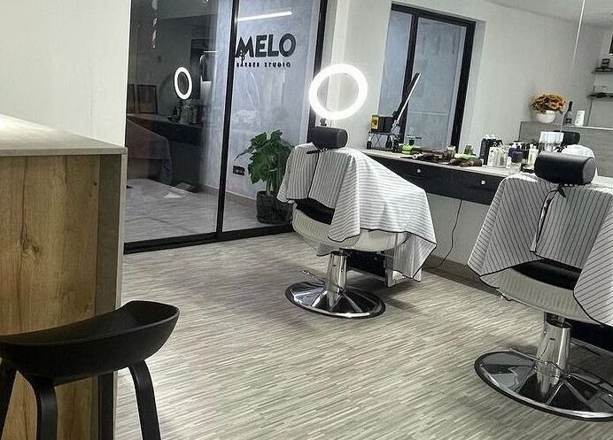 Interior moderno de Melo Barber Studio San Luis, en San Luis, Provincia De Lima, PE, con sillas estilísticas.