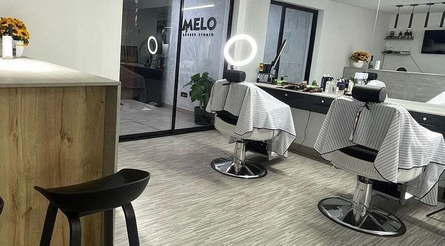 Interior moderno de Melo Barber Studio San Luis, en San Luis, Provincia De Lima, PE, con sillas estilísticas.