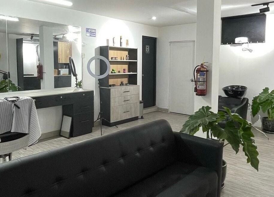Interior moderno de Melo Barber Studio San Luis en San Luis, Provincia De Lima, PE con decoración contemporánea.