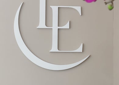Logotipo elegante de Lumiere Esthetique en Puerto Rico, destacando belleza y diseño moderno.