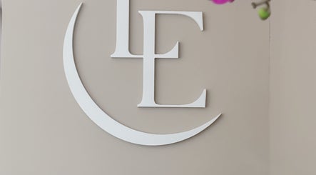 Logotipo elegante de Lumiere Esthetique en Puerto Rico, destacando belleza y diseño moderno.