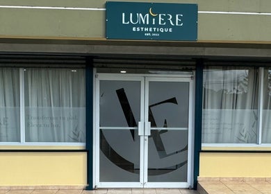 Entrada principal de Lumiere Esthetique en Puerto Rico, Puerto Rico, US con letrero distintivo.