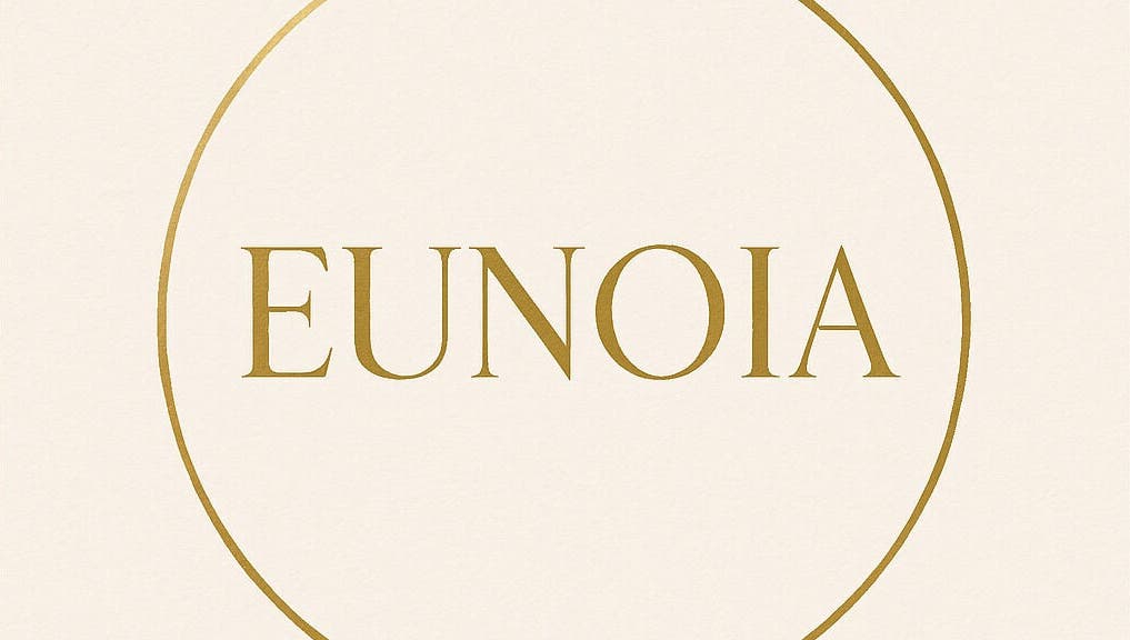 Logotipo de EUNOIA en Curridabat, San José, CR, destacando en un elegante diseño dorado.