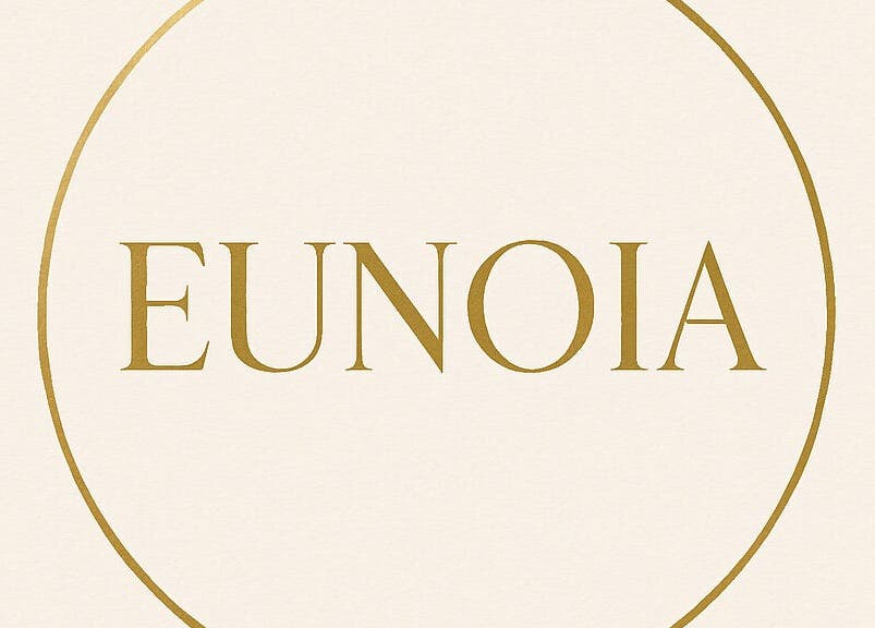 Logotipo de EUNOIA en Curridabat, San José, CR, destacando en un elegante diseño dorado.