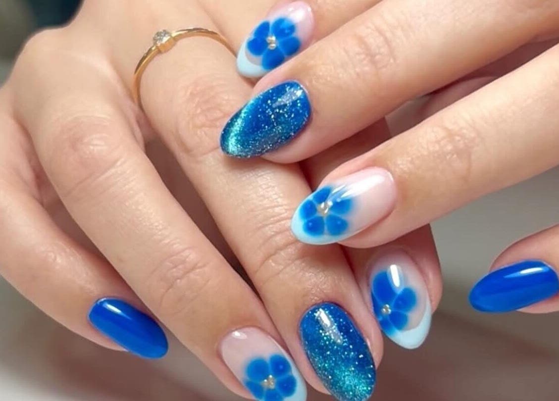 Diseño de uñas azules y florales en EUNOIA, Curridabat, San José, CR.