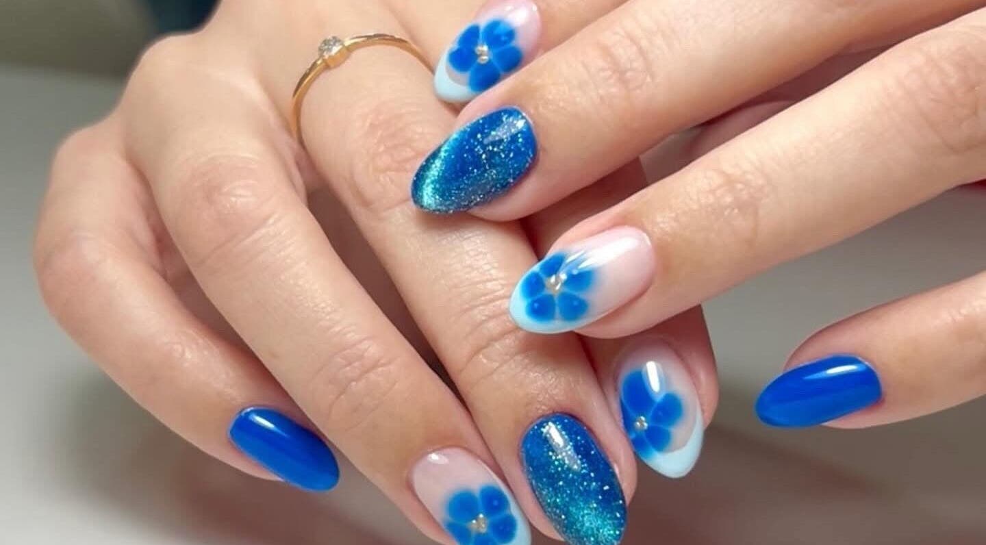 Diseño de uñas azules y florales en EUNOIA, Curridabat, San José, CR.