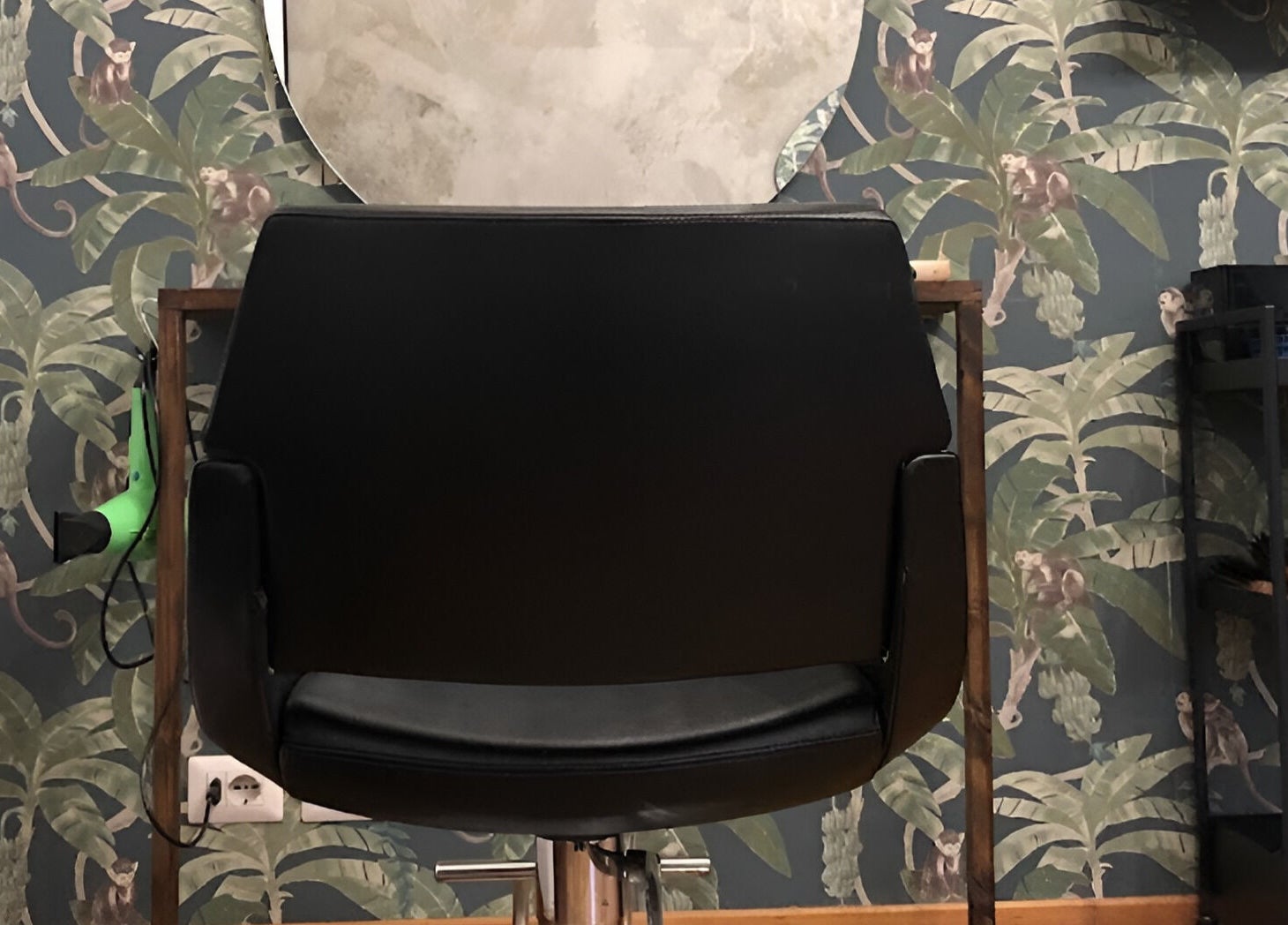 Postazione di taglio presso Jumies Hairsalon, Arona, Piemonte, IT con sfondo giungla esotica.