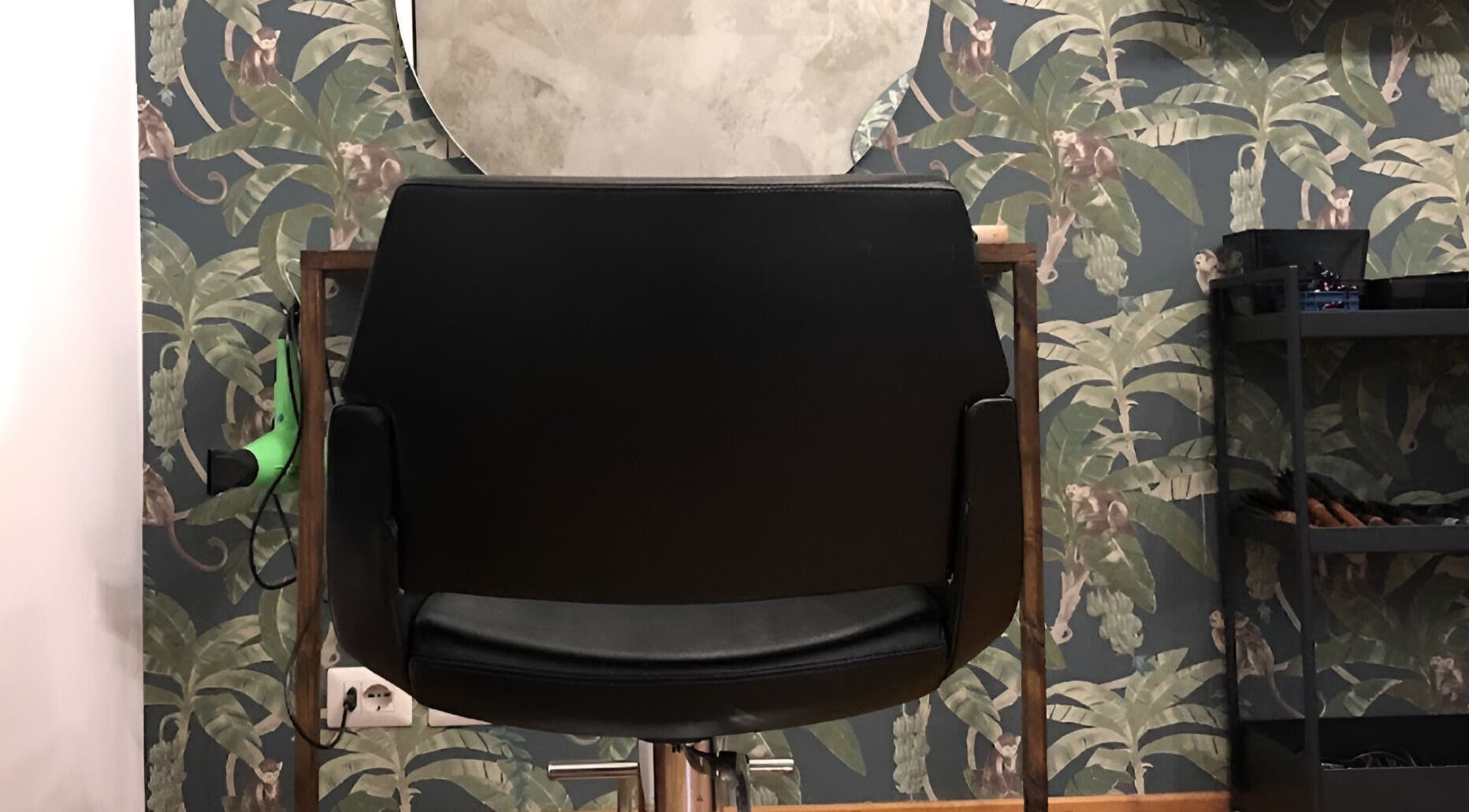 Postazione di taglio presso Jumies Hairsalon, Arona, Piemonte, IT con sfondo giungla esotica.